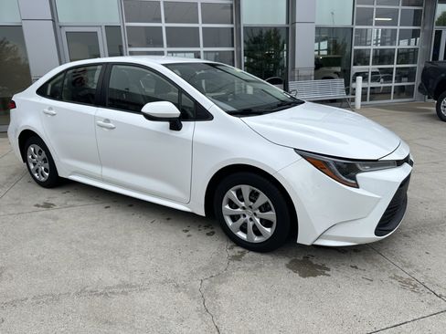 Used 2023 Toyota Corolla LE FWD image 2