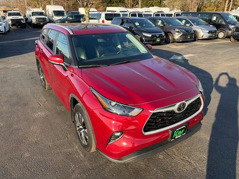 Used 2023 Toyota Highlander XLE image 5