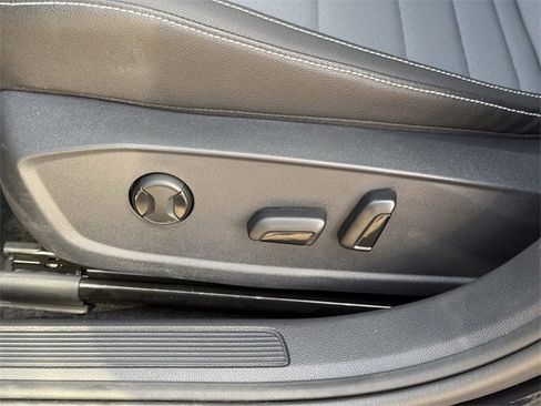 Certified 2025 Volkswagen Jetta SE w/ Sunroof Package image 25