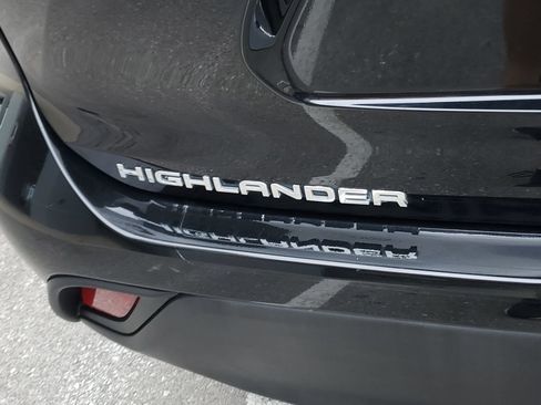 Used 2022 Toyota Highlander XLE AWD/4WD image 7
