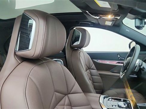Used 2024 BMW 740i image 21