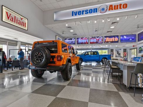 Used 2023 Jeep Grand Cherokee L Limited w/ Black Appearance Package image 8