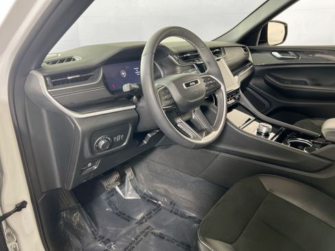 Used 2023 Jeep Grand Cherokee Altitude AWD/4WD image 9