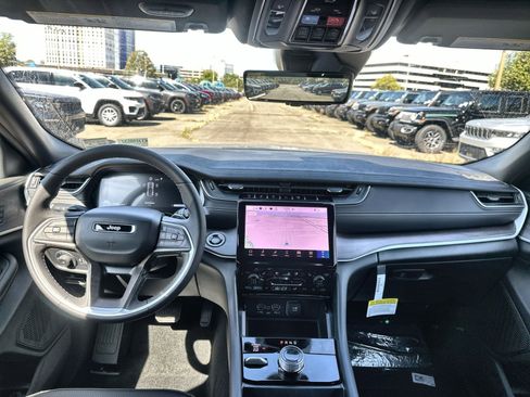 New 2025 Jeep Grand Cherokee Limited w/ Luxury Tech Group II image 23