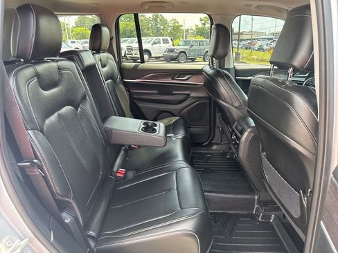 Used 2024 Jeep Grand Cherokee Limited w/ Black Appearance Package image 18