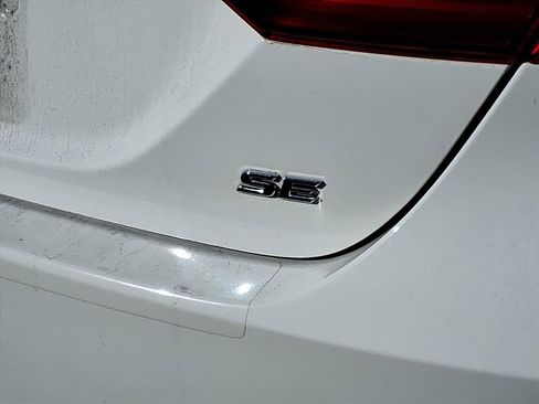 Used 2018 Toyota Camry L image 7