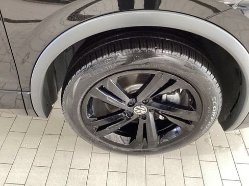 Certified 2023 Volkswagen Tiguan SE R-Line FWD image 23