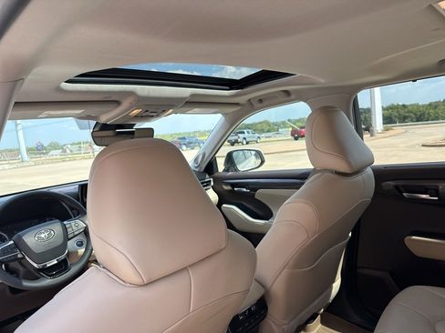 Used 2021 Toyota Highlander Limited image 16