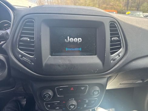 Used 2019 Jeep Compass Latitude AWD/4WD image 34