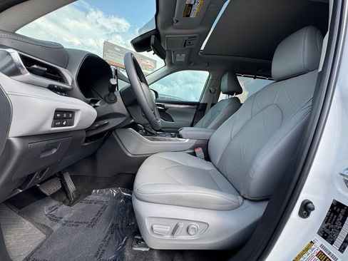 Used 2025 Toyota Highlander Platinum AWD/4WD image 25