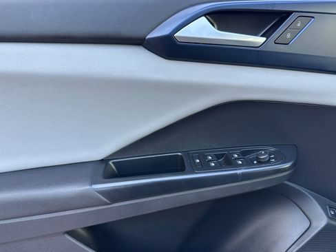 Used 2022 Volkswagen Taos SE image 11