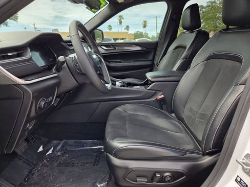 Used 2023 Jeep Grand Cherokee Altitude AWD/4WD image 13