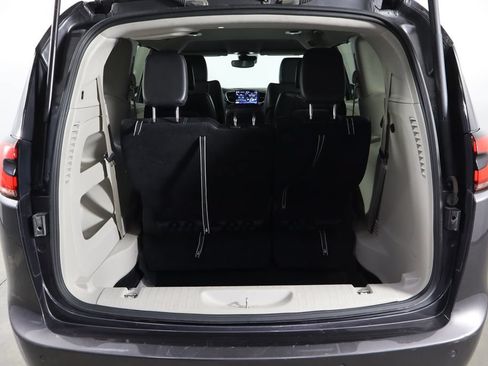 Used 2023 Chrysler Pacifica Touring-L FWD image 18