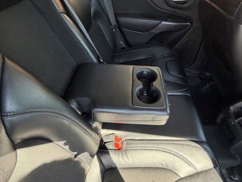 Used 2019 Jeep Cherokee Latitude Plus AWD/4WD image 28