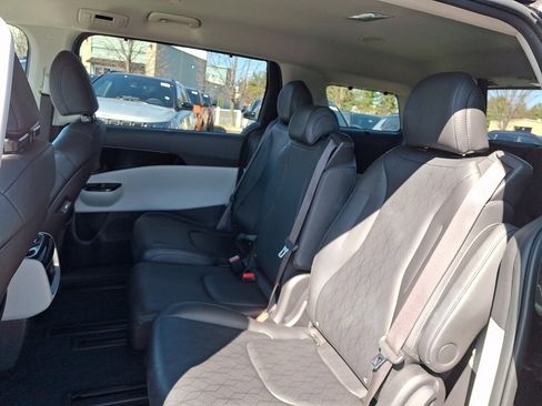 Used 2022 Kia Carnival EX image 17