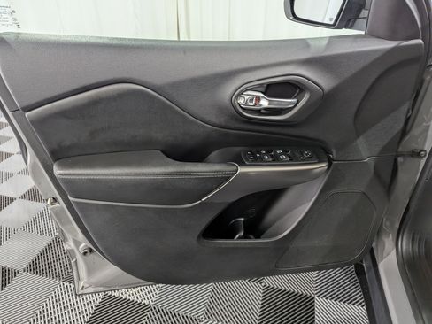 Used 2020 Jeep Cherokee Latitude Plus w/ Cold Weather Group AWD/4WD image 14