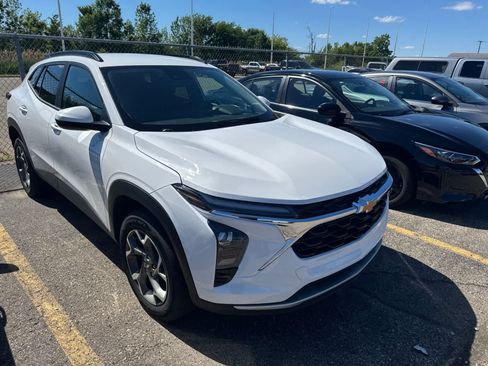 Used 2025 Chevrolet Trax LT FWD image 6