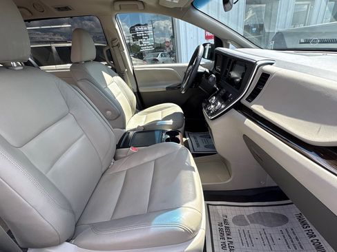 Used 2017 Toyota Sienna XLE w/ XLE Navigation Package FWD image 18
