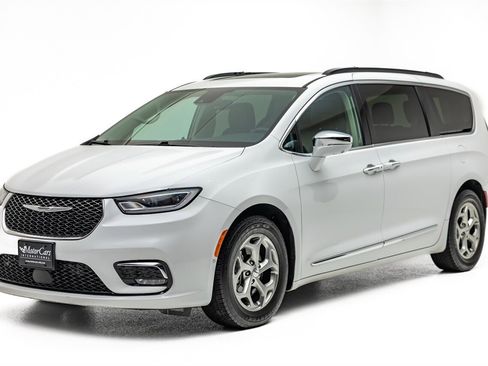 Used 2022 Chrysler Pacifica Limited image 1