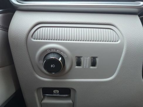 Used 2025 Jeep Wagoneer 4WD image 11
