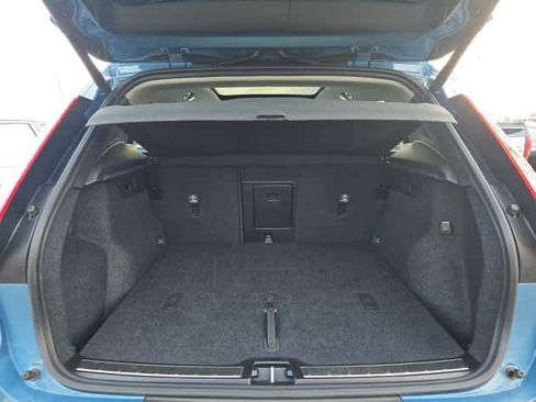 Used 2025 Volvo XC40 B5 Plus image 10