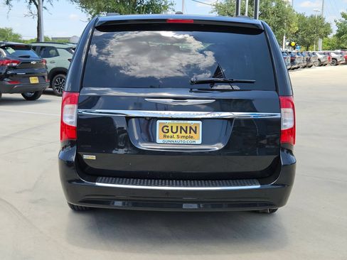 Used 2016 Chrysler Town & Country Touring FWD image 4