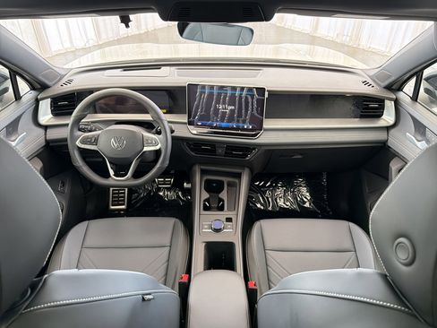 New 2026 Volkswagen Tiguan SE R-Line FWD image 17
