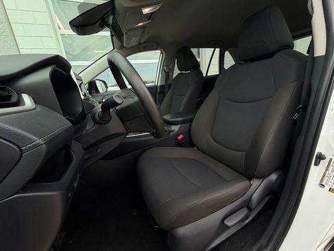 Used 2025 Toyota RAV4 LE AWD/4WD image 4
