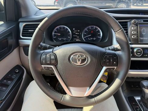 Used 2019 Toyota Highlander Plus AWD/4WD image 14