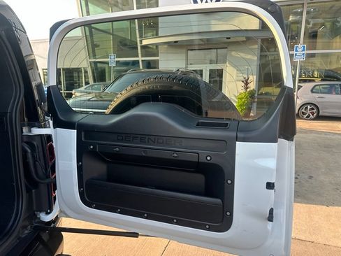 Used 2023 Land Rover Defender 90 X-Dynamic SE AWD/4WD image 9