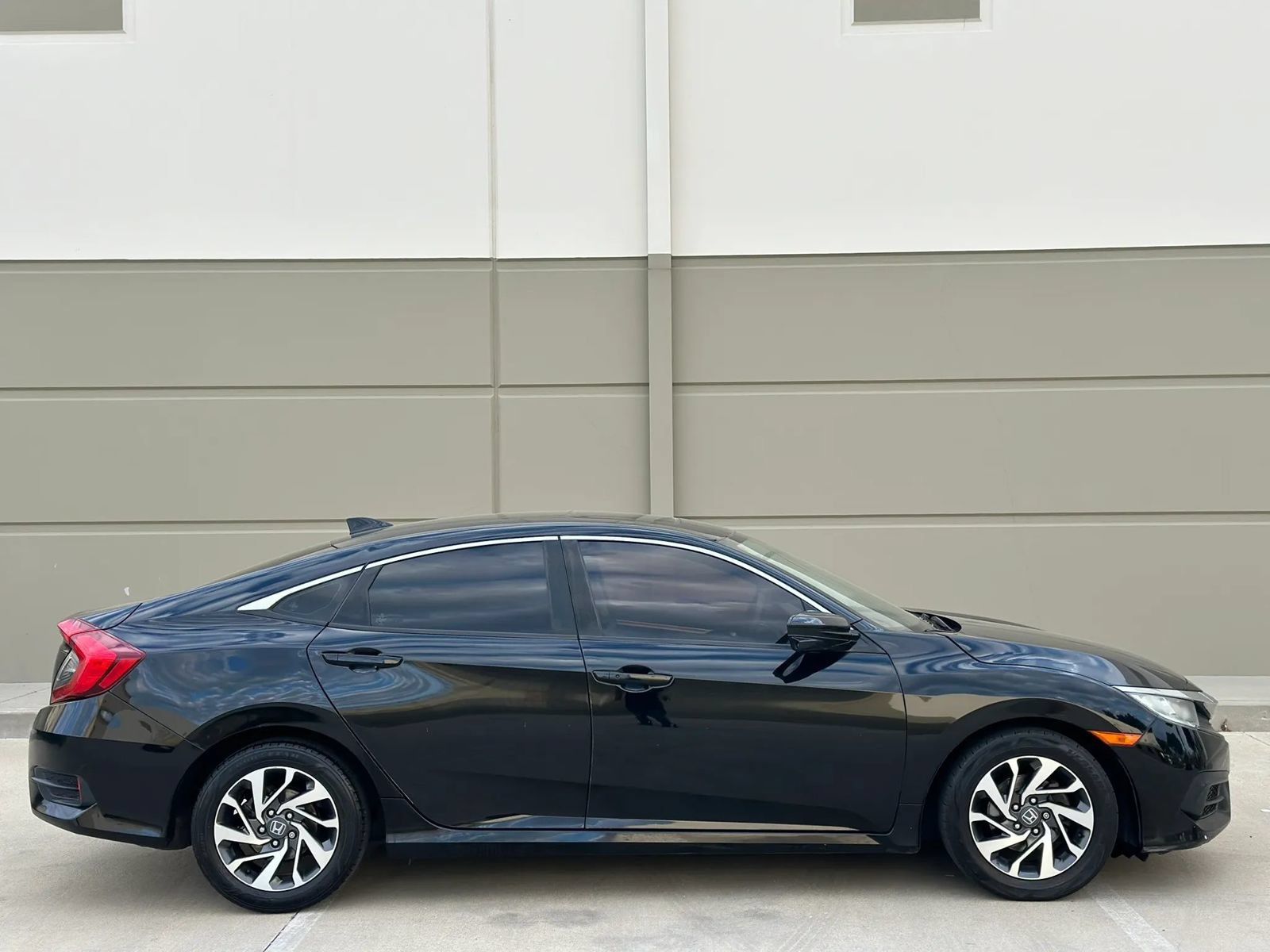 Used 2017 Honda Civic EX image 4