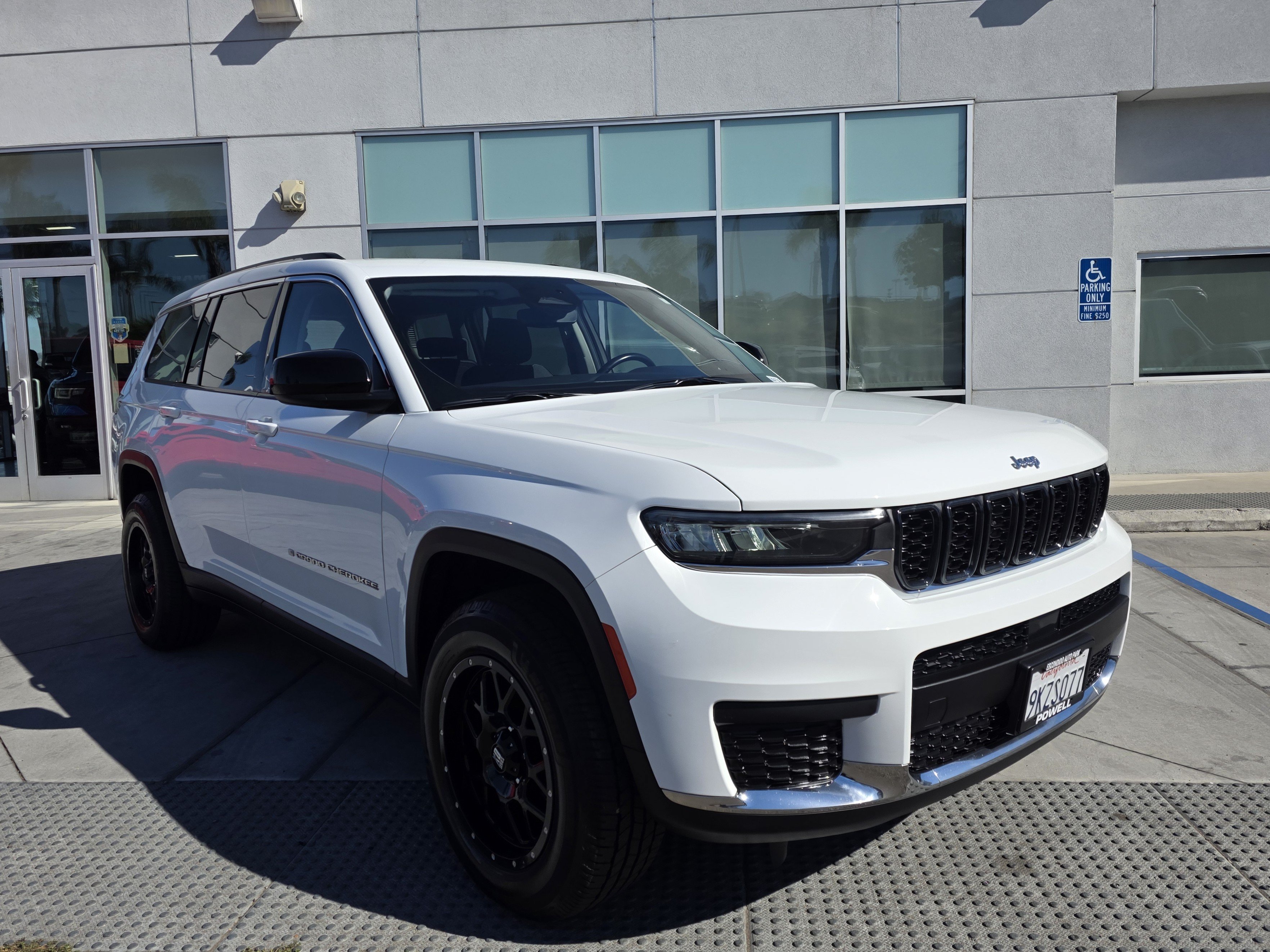 Used 2022 Jeep Grand Cherokee L Laredo RWD image 6