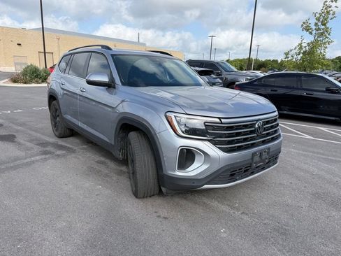 Used 2024 Volkswagen Atlas SE FWD image 3