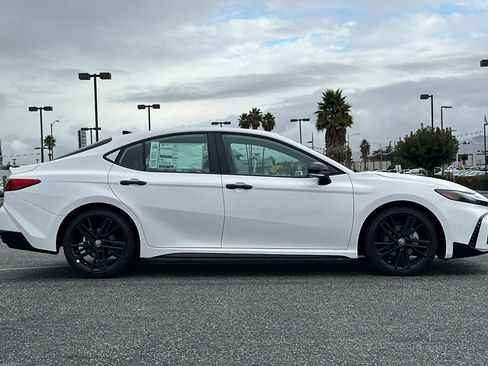 Used 2026 Toyota Camry SE image 3