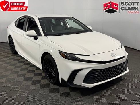 Used 2025 Toyota Camry SE image 1
