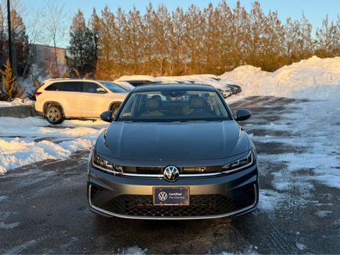 Certified 2025 Volkswagen Jetta SE w/ Sunroof Package image 2