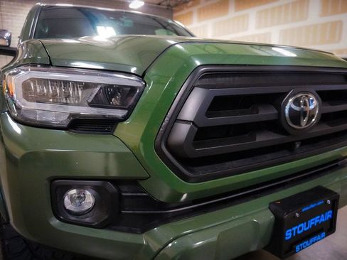 Used 2021 Toyota Tacoma Limited AWD/4WD image 6