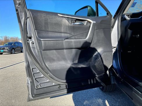 Used 2022 Toyota RAV4 XLE image 9