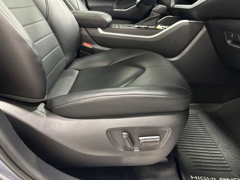 Used 2020 Toyota Highlander XLE AWD/4WD image 60