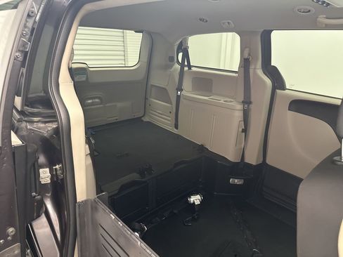 Used 2019 Dodge Grand Caravan SE w/ UConnect Hands-Free Group FWD image 11