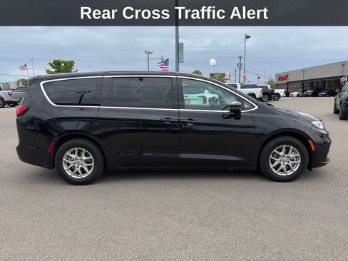 Used 2024 Chrysler Pacifica Touring-L FWD image 8