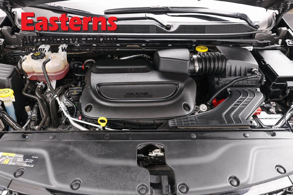 Used 2023 Chrysler Pacifica Touring-L FWD image 9