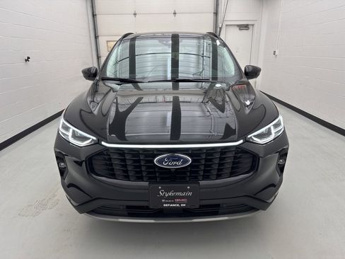 Used 2024 Ford Escape Platinum image 2