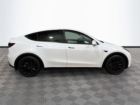Used 2022 Tesla Model Y Long Range image 8