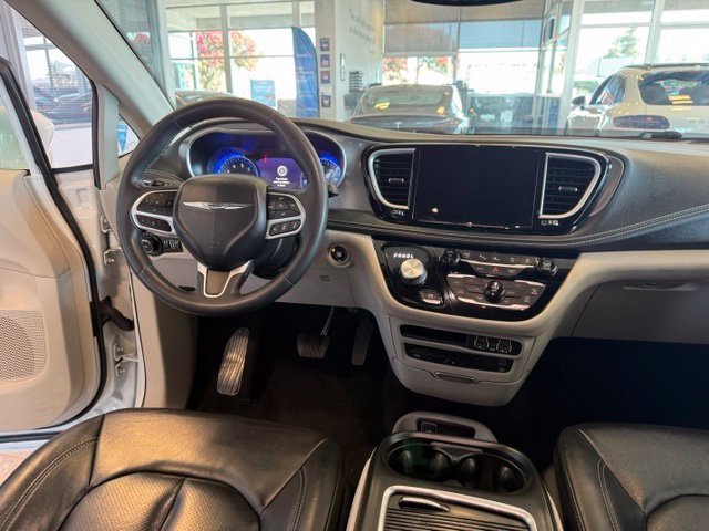 Used 2022 Chrysler Pacifica Touring-L w/ Uconnect Theater Family Group FWD image 27