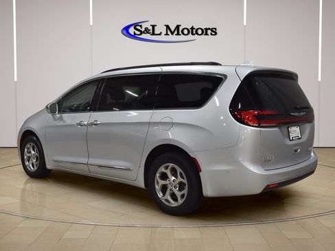 Used 2022 Chrysler Pacifica Limited AWD/4WD image 5