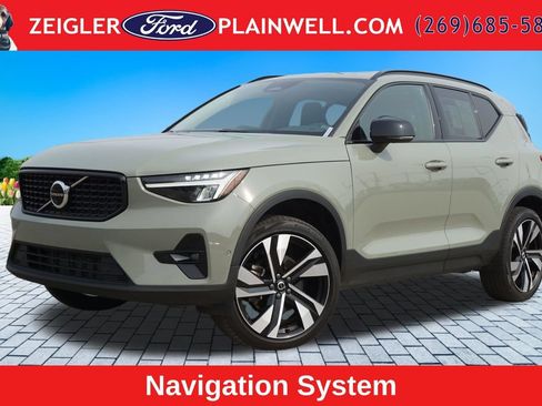 Used 2023 Volvo XC40 B5 Plus w/ Driver Assist Package AWD/4WD image 1