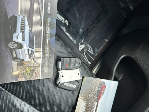 Used 2019 Jeep Grand Cherokee Overland AWD/4WD image 32