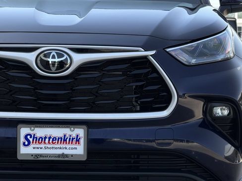 Used 2024 Toyota Highlander XLE FWD image 8