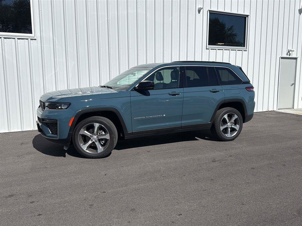 Used 2026 Jeep Grand Cherokee Limited AWD/4WD image 7